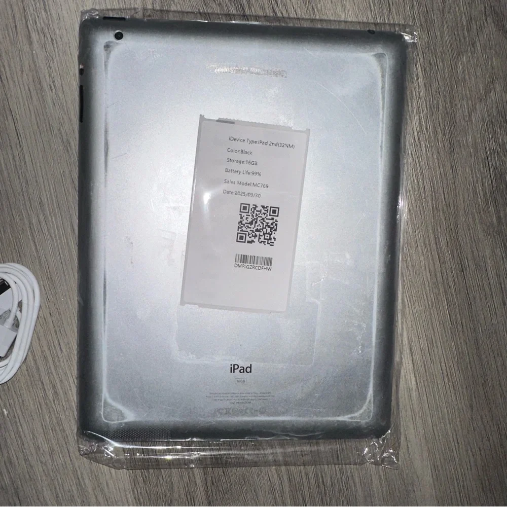 APPLE IPAD A1395 16GB Silver 2nd Gen With Charger